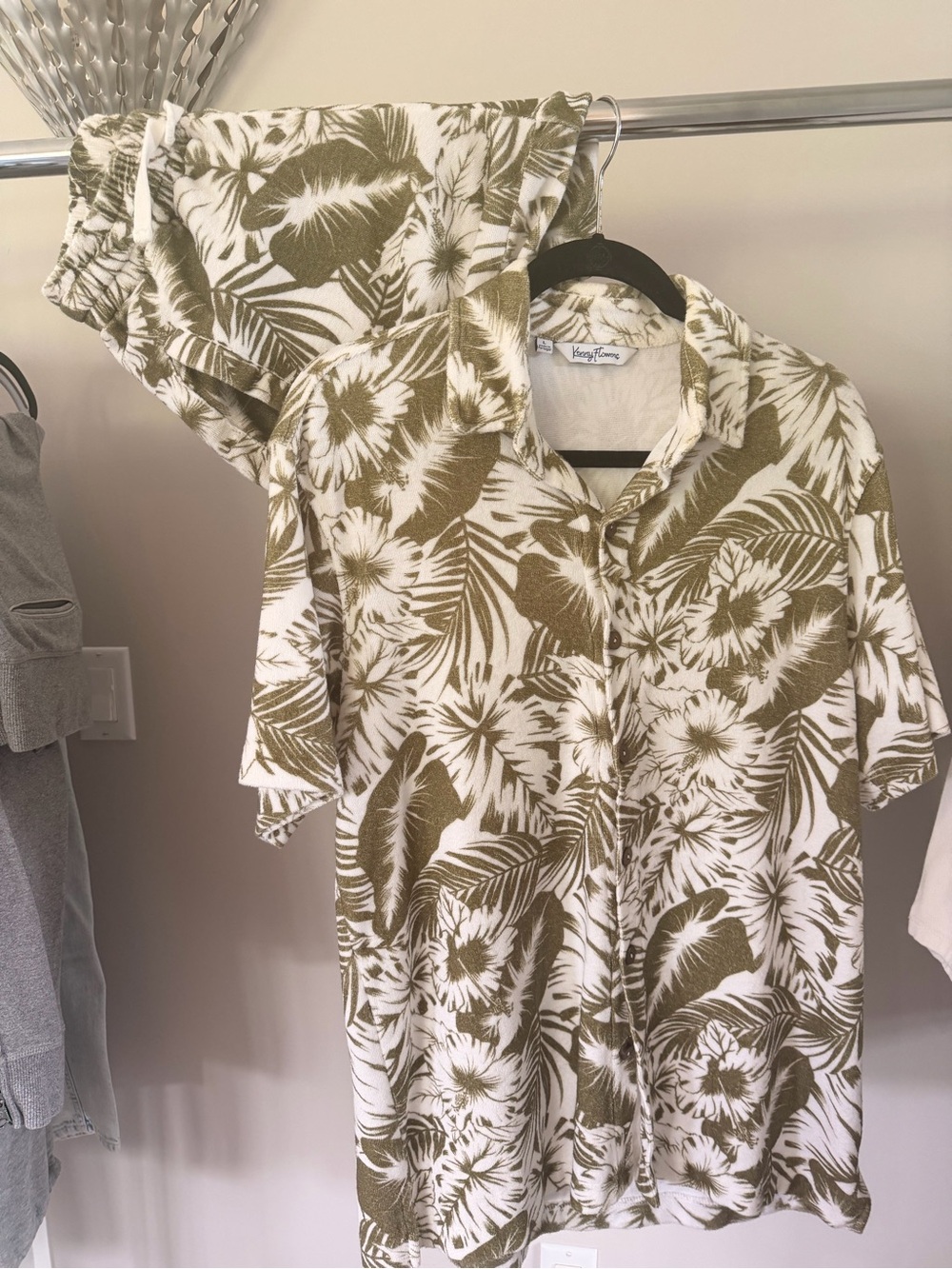 Kenny Flowers Olive Green and White Floral Camp shorts size M,Shirt size L